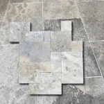 „Travertine Silver Premium“ susuktas prancūziškas raštas 12 mm 1 rinkinys = 0,742 m2 | Romėnų rinkinys