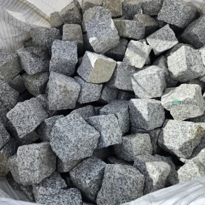 Kostka granitowa G602 Płomieniowana - Łupana 10x10x10 cm