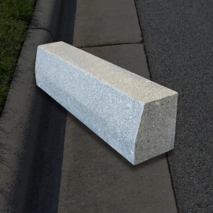 Krawężnik granitowy 15x30 cm ze skosem góra płomieniowana
