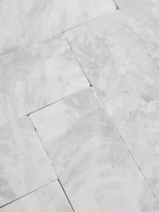 Płytka marmurowa Bębnowana Szlifowana Royal White 10x30,5x1 cm