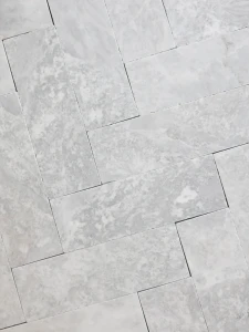 Płytka marmurowa Bębnowana Szlifowana Royal White 10x30,5x1 cm