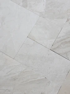 Płytki marmurowe Coffee White| Queen Beige Antykowana Bębnowana komplet = 0,742m2 | Komplet Rzymski