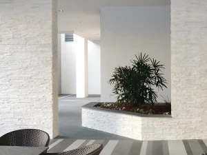 Kamień elewacyjny-dekoracyjny marmur Pure White Stackstone 10x36 cm